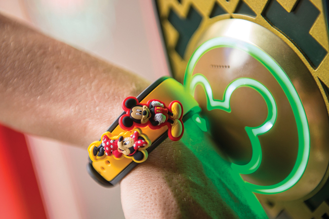 disney-the-magicband-reacts-with-readers-to-access-lines-or-buy-items-1